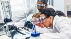 Students working in chemistry/bio lab