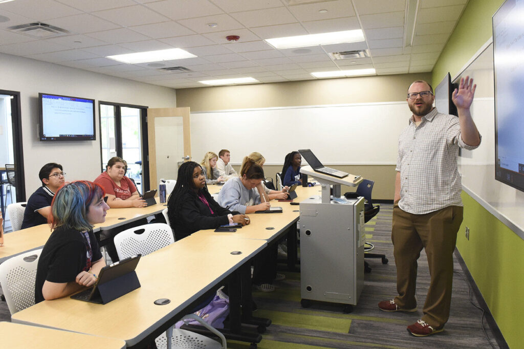 Eddie Ardeneaux teaches class