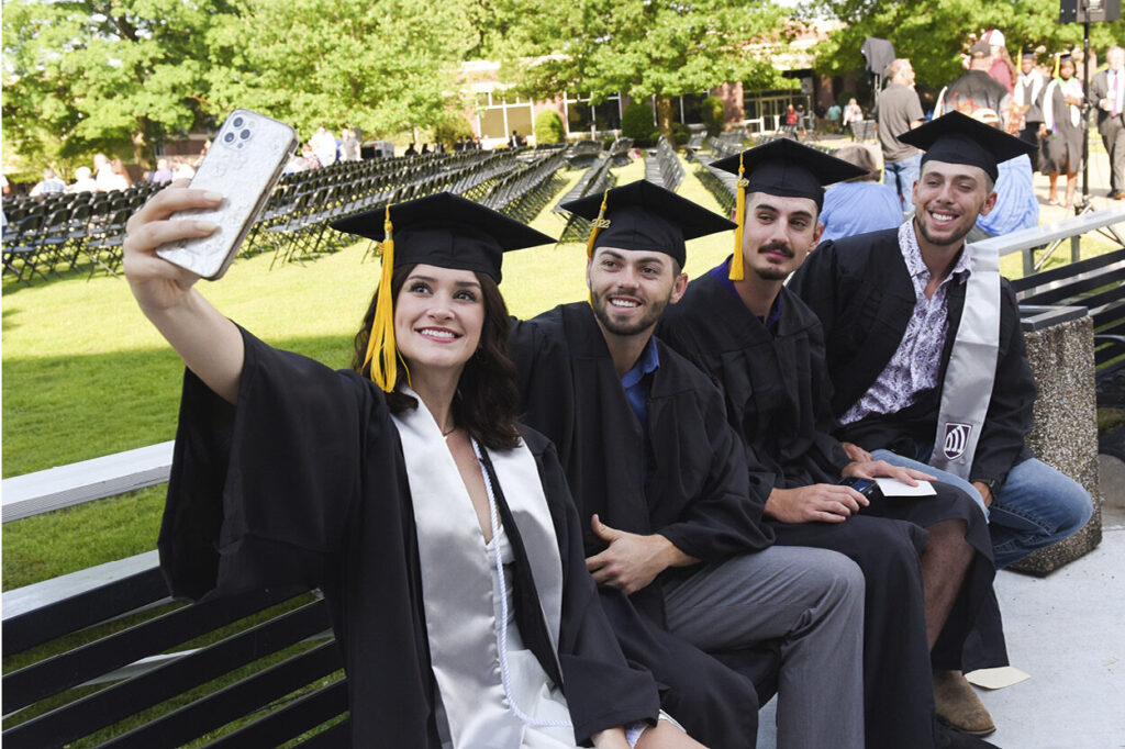 2022 Spring Graduates pose for selfies